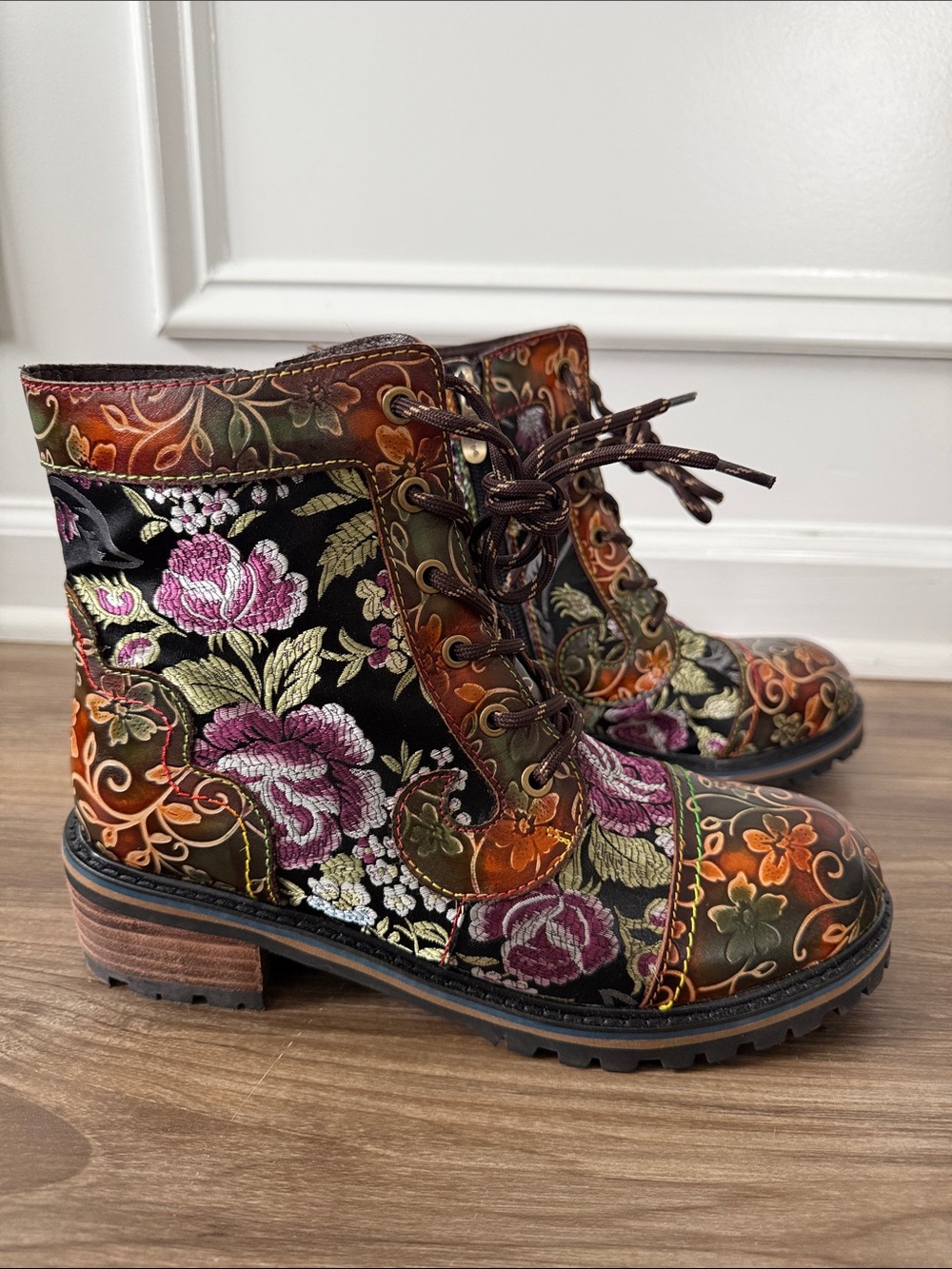 L'ARTISTE Fantastic Booties Embossed Floral Leather Zip Ankle Boots 40 US 9 NEW